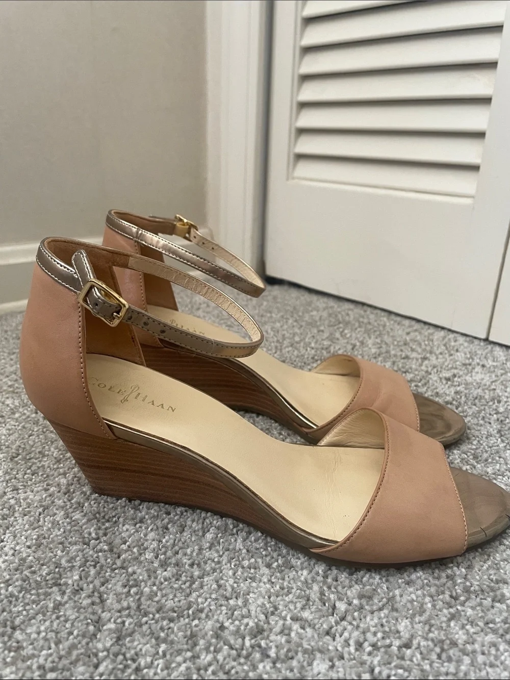 Cole Haan Rosalin Wedge Sandals Sz 7 tan leather w/ gold accent adjustable strap